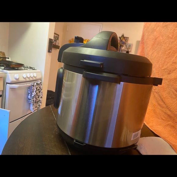 Insta Pot Slow Cooker - Picture 5 of 7